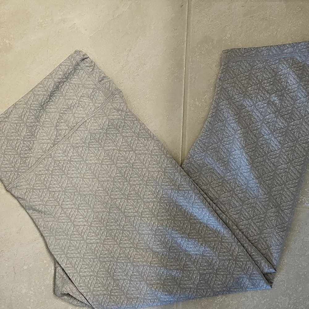 PrAna Size XL Cropped Ruched Leg Gray Print Legging Like New 21 Inch Inseam - Picture 7 of 7